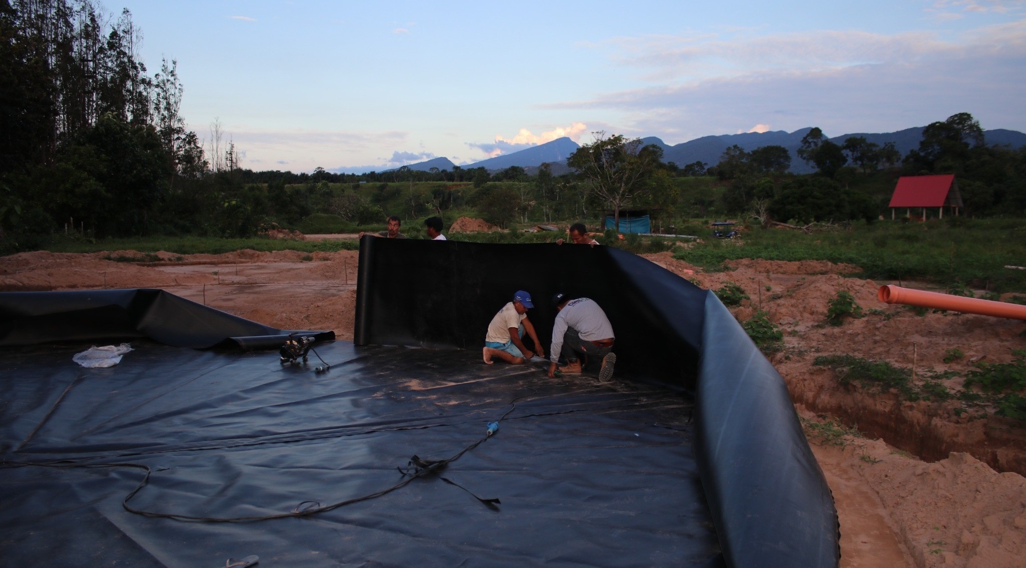 Proyecto de ingeniería con geotanque operativo
